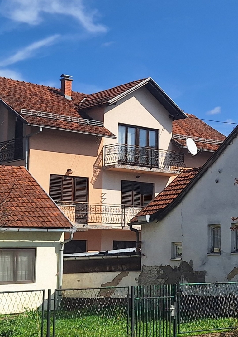 EOS MATRIX / Kuća sa poslovnim prostorom / Kostajnica